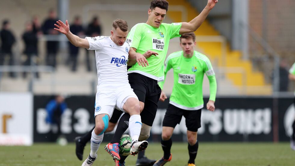 Zweikampf zwischen Lottes Maximilian Oesterhelweg und CFC-Torschütze Myroslav Slavov (rechts) Quelle: imago/Picture point
