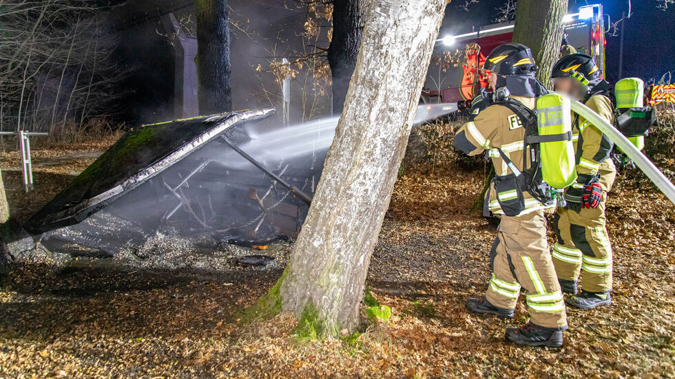 Die Kameraden beim Löscheinsatz. 