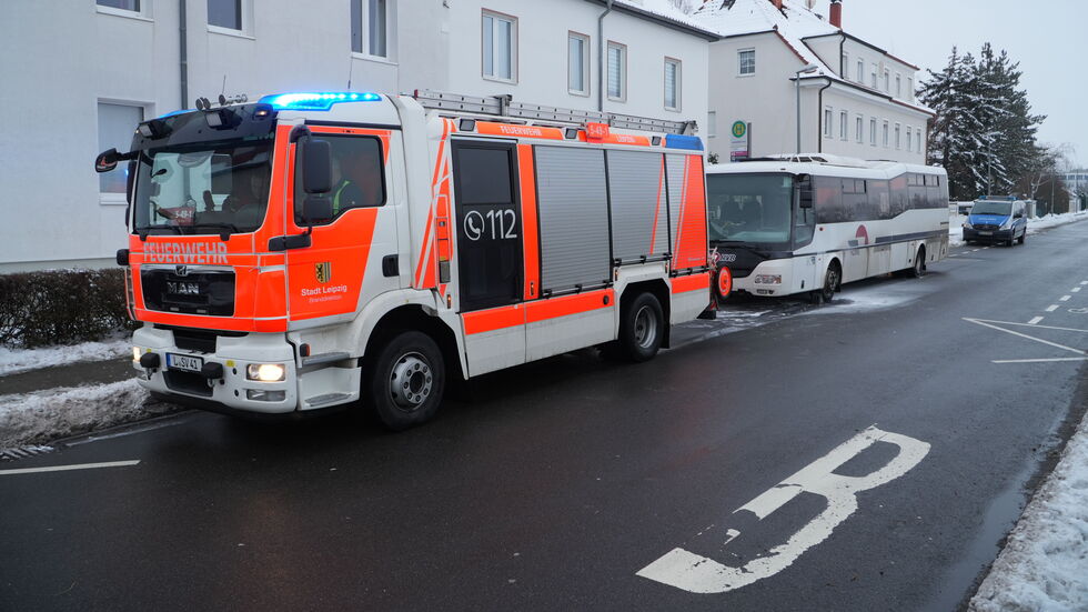 Einsatzfahrzeuge und der betroffene Bus auf der Großmiltitzer Straße in Leipzig.