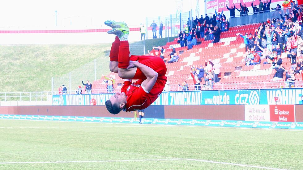 Lucas Albert feiert seinen Führungstreffer. Lucas Albert feiert seinen Führungstreffer.