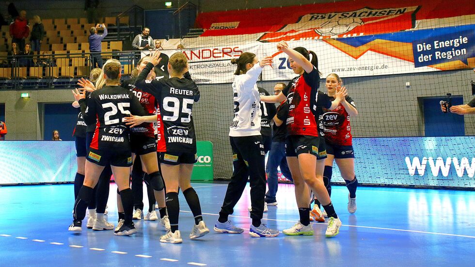 Die BSV-Damen bejubeln das Unentschieden gegen Metzingen. 
