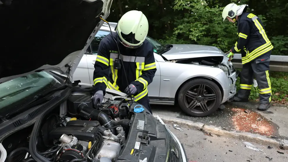 Feuerwehrleute an der Unfallstelle. Feuerwehrleute an der Unfallstelle.