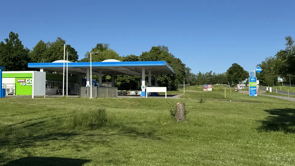 Die Aral-Tankstelle an der Äußeren Dresdner Straße soll abgerissen werden. Die Aral-Tankstelle an der Äußeren Dresdner Straße soll abgerissen werden.
