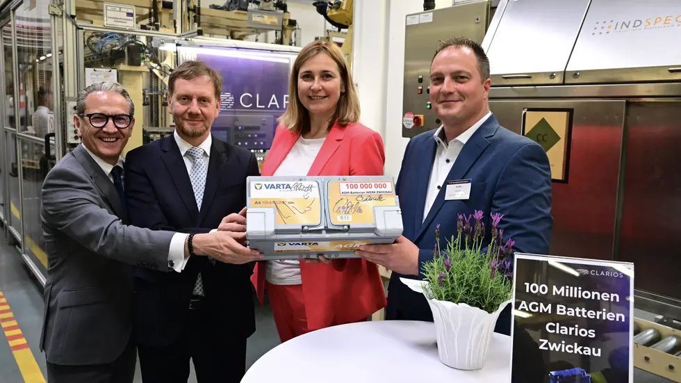Werner Benade (Präsident von Clarios EMEA), Ministerpräsident Michael Kretschmer, Oberbürgermeisterin Constance Arndt und Werkleiter Kai Mille (v.l.n.r.) haben auf der 100-millionsten Batterie unterschrieben. Werner Benade (Präsident von Clarios EMEA), Ministerpräsident Michael Kretschmer, Oberbürgermeisterin Constance Arndt und Werkleiter Kai Mille (v.l.n.r.) haben auf der 100-millionsten Batterie unterschrieben.