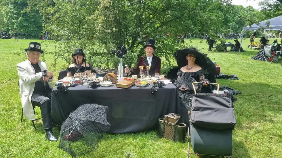 Mit Babywagen. Diese Gruppe gehörte zu den ersten startbereiten Picknick-Besuchern.