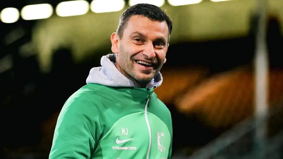 Der Ende 2024 freigestellte Ex-Trainer Miroslav Jagatic (50) will von Regionalligist Chemie Leipzig auch nach Vertragsende (Sommer 2027) weiter Geld kassieren. Der Ende 2024 freigestellte Ex-Trainer Miroslav Jagatic (50) will von Regionalligist Chemie Leipzig auch nach Vertragsende (Sommer 2027) weiter Geld kassieren.