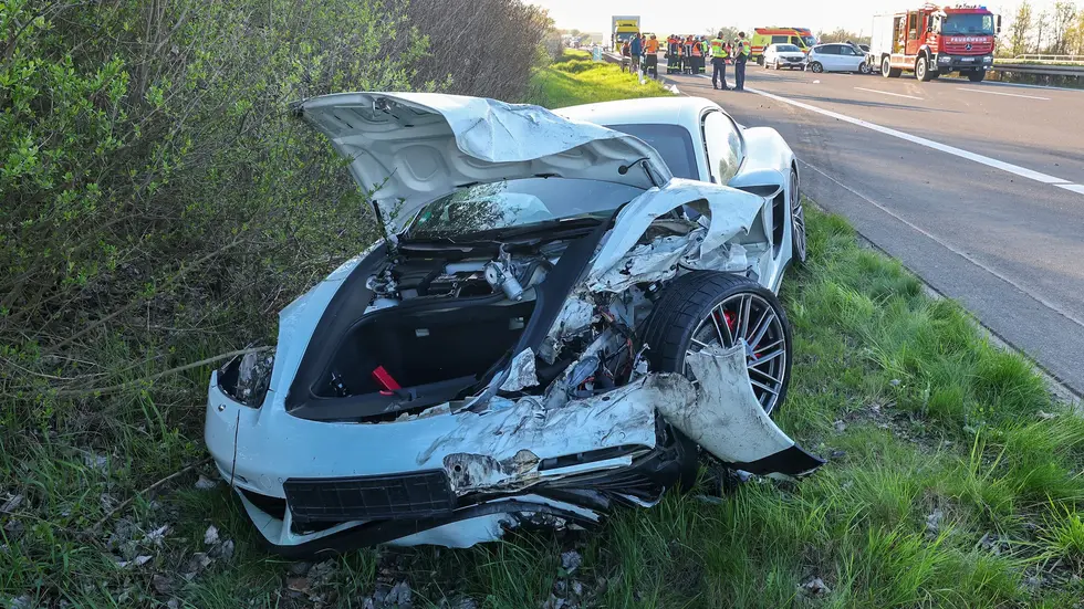 Der Porsche war beim ersten Unfall mit einem Ford und einem Lkw kollidiert.