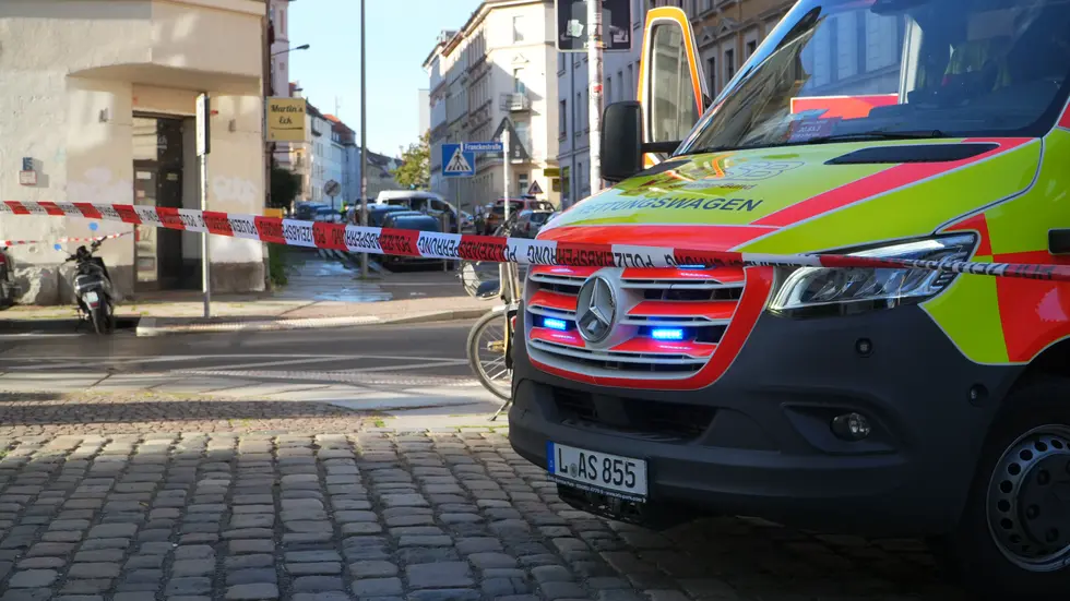Rettungskräfte am abgesperrten Einsatzort auf der Martinstraße in Anger-Crottendorf. Rettungskräfte am abgesperrten Einsatzort auf der Martinstraße in Anger-Crottendorf.