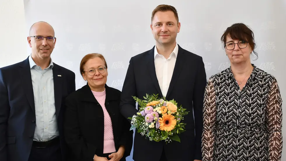 Zum Amtsantritt von Landrat Marcel Schmidt begrüßt die Verwaltungsleitung der Kreisverwaltung Elbe-Elster den neuen Verwaltungschef im Kreishaus in Herzberg (Elster). Von links: Roland Neumann (Erster Beigeordneter, Dezernent und Kämmerer), Susann Kirst (Beigeordnete und Dezernentin), Marcel Schmidt (Landrat) sowie Anja Miersch (Dezernentin).