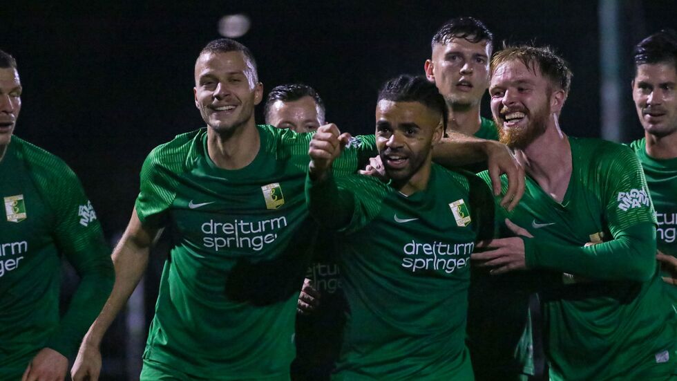 Jubel bei den Chemie-Leipzig-Spielern. Nach vier sieglosen Spielen, haben sie am Freitagabend endlich wieder gewonnen. Jubel bei den Chemie-Leipzig-Spielern. Nach vier sieglosen Spielen, haben sie am Freitagabend endlich wieder gewonnen.