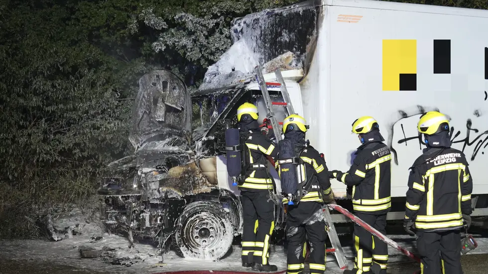 Der Transporter ist im vorderen Bereich völlig ausgebrannt.