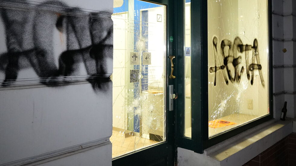 Bei mehreren Läden wurden die Scheiben eingeschlagen. Bei mehreren Läden wurden die Scheiben eingeschlagen.