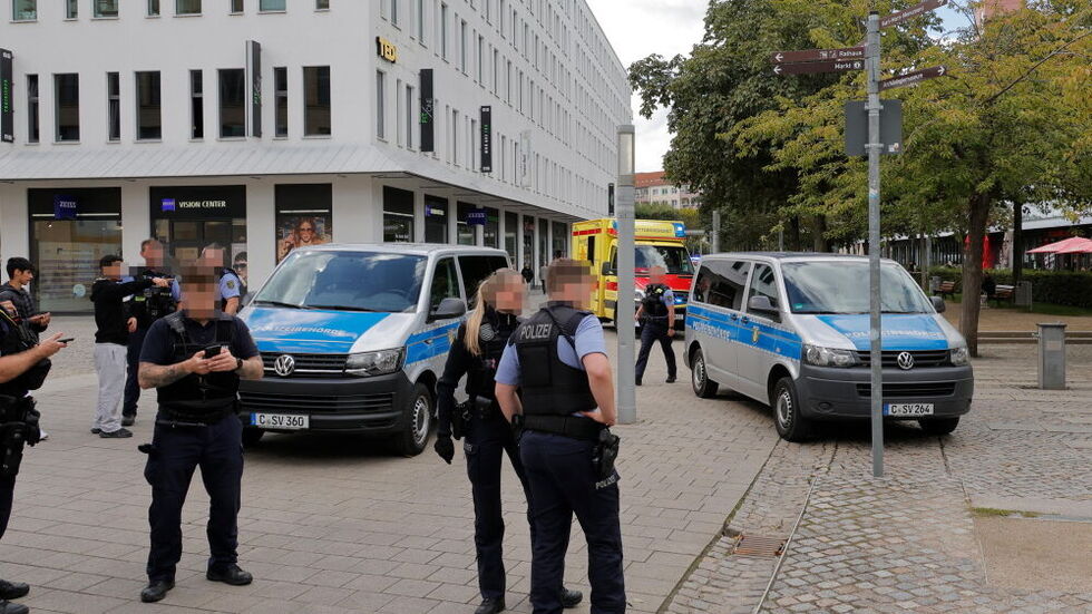 Polizisten sicher das Gebiet Am Wall ab. Kurz vorher war hier ein Libyer mit Stichverletzungen zusammengebrochen.