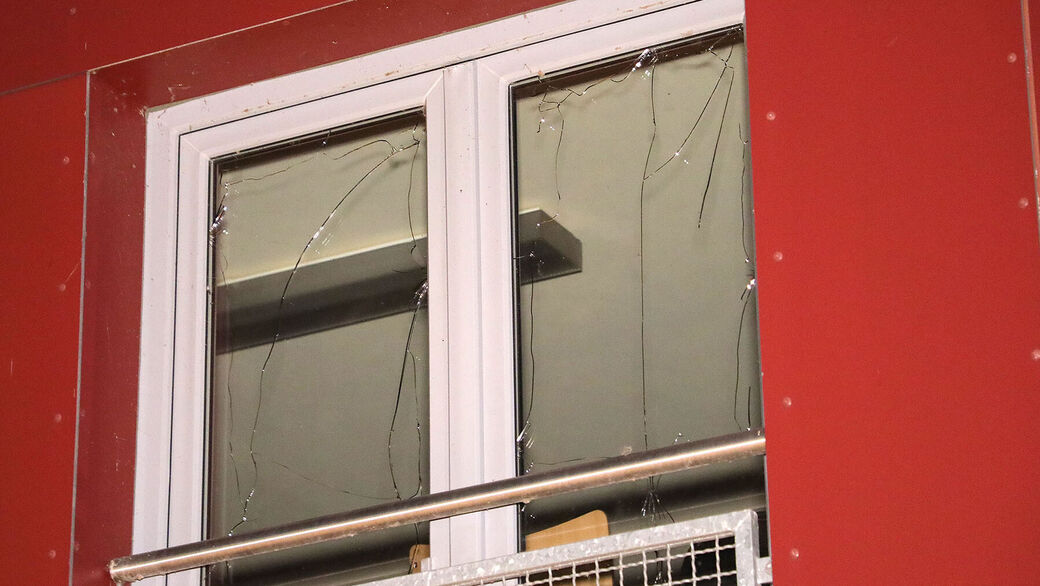 Durch die Hitze des Feuers sprangen mehrere Fenster der nahegelegenen Turnhalle