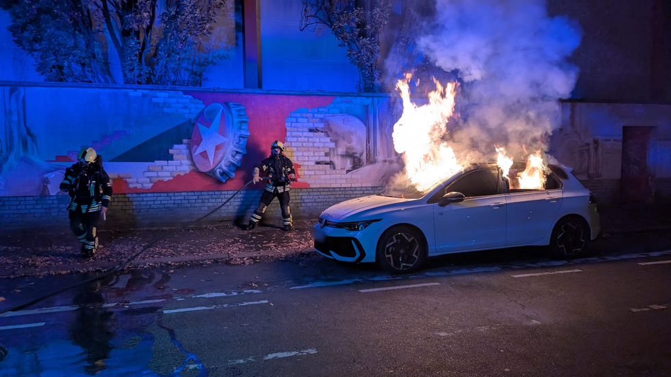 Aus bisher ungeklärten Gründen geriet der geparkte VW Golf in Brand. Aus bisher ungeklärten Gründen geriet der geparkte VW Golf in Brand.