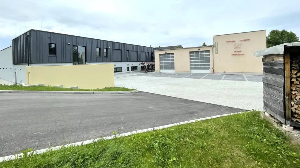 Über die neue Zufahrt von der August-Schlosser-Straße erreichen die Mitglieder FFW den Hof mit den Parkplätzen. Über die neue Zufahrt von der August-Schlosser-Straße erreichen die Mitglieder FFW den Hof mit den Parkplätzen.