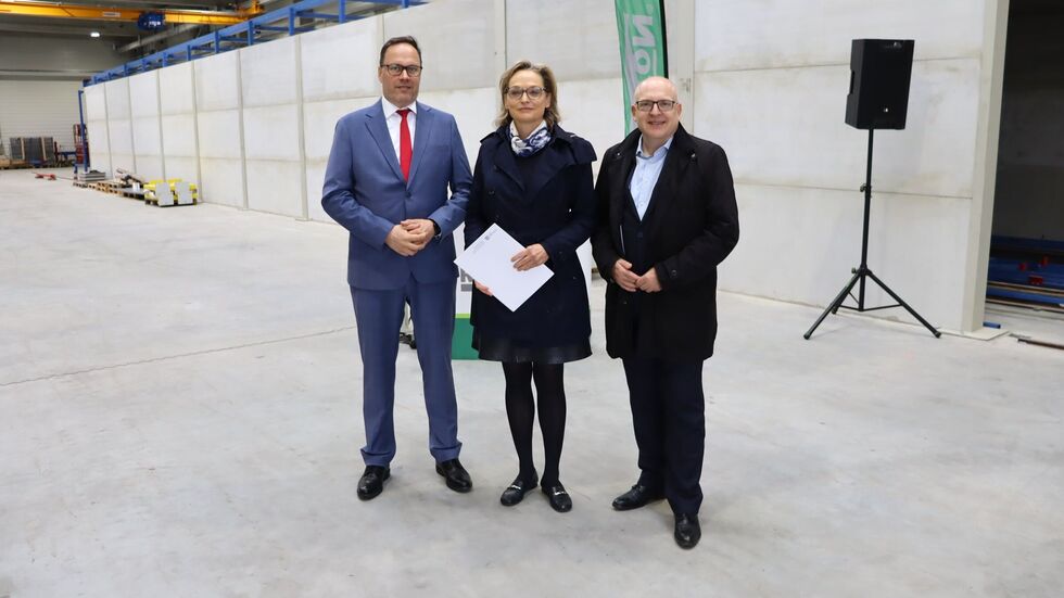 Wirtschaftminister Dirk Panter, Railbeton-Chefin Annegret Haas und der Chemnitzer OB Sven Schulze (v.l.) bei der Übergabe des Fördermittel-Schecks. Wirtschaftminister Dirk Panter, Railbeton-Chefin Annegret Haas und der Chemnitzer OB Sven Schulze (v.l.) bei der Übergabe des Fördermittel-Schecks.