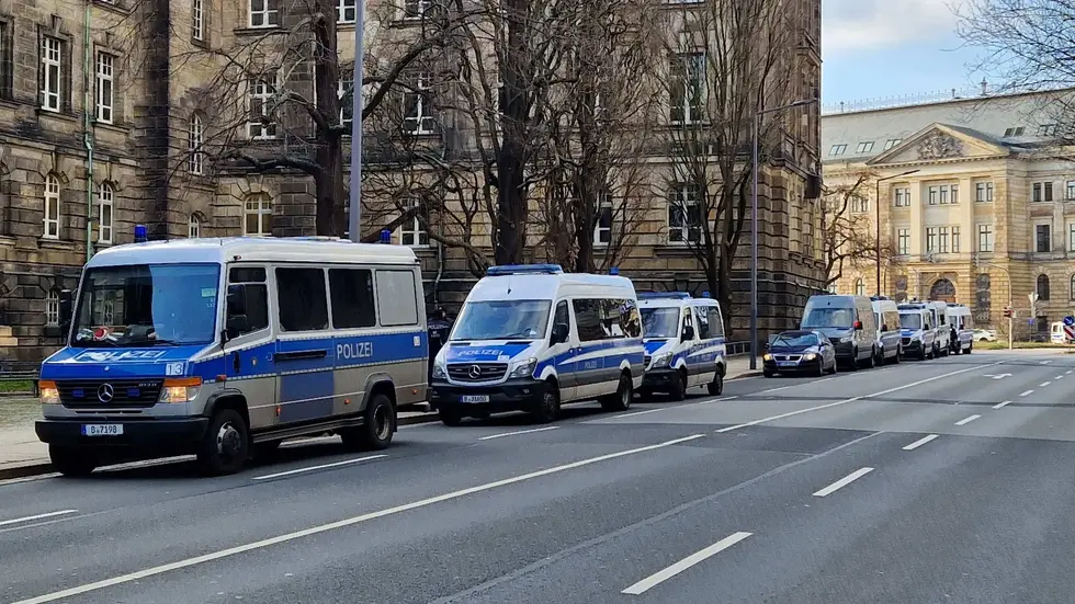 Großaufgebot im Leipziger Westen - mehrere Einsatzfahrzeuge mussten für einen mutmaßlichen Gift-Anschlag ausrücken (Symbolbild). Großaufgebot im Leipziger Westen - mehrere Einsatzfahrzeuge mussten für einen mutmaßlichen Gift-Anschlag ausrücken (Symbolbild).