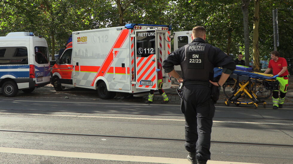 Ein Rettungseinsatz auf der Eisenbahnstraße (Symbolbild).