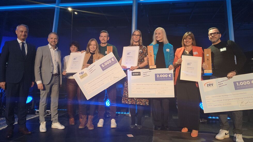 Preisträger: Benjamin Korb (5.v.l), Bianca Dommes (3.v.r.) und Marcel Deeg (r.) 
