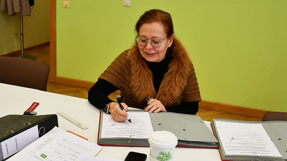 Kreiswahlleiterin Susan Kirst unterschreibt die Niederschrift zur Zulassung der Wahlvorschläge.
Kreiswahlleiterin Susan Kirst unterschreibt die Niederschrift zur Zulassung der Wahlvorschläge.