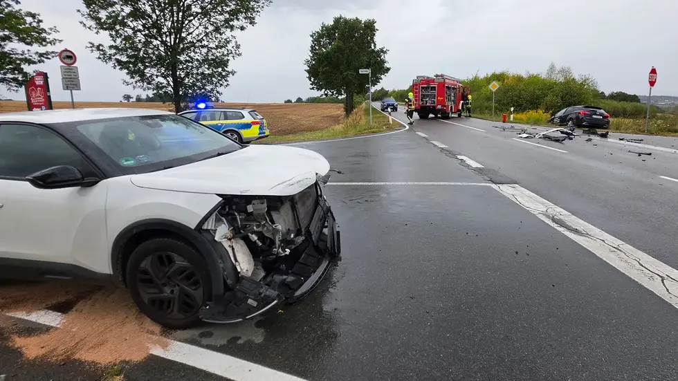 Die Feuerwehr musste ausgelaufene Betriebsstoffe beseitigen.