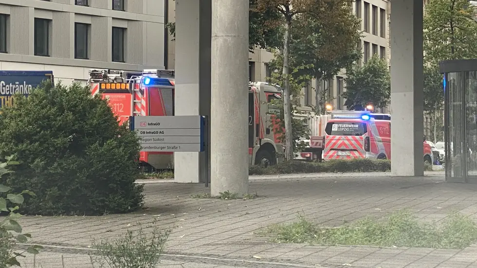 Die Einsatzfahrzeuge vor dem Gebäude. Die Einsatzfahrzeuge vor dem Gebäude.