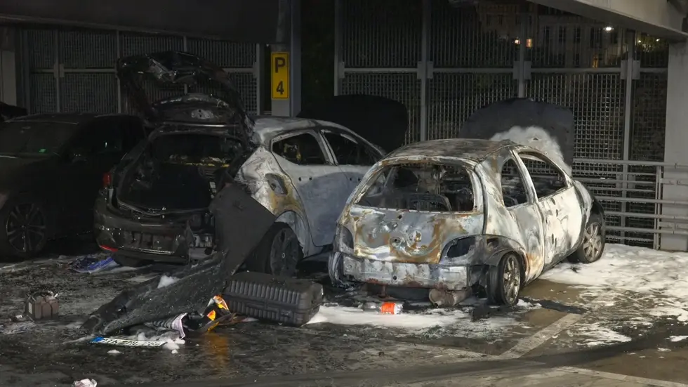 Zwei zerstörte Autos im Parkhaus. Zwei zerstörte Autos im Parkhaus.