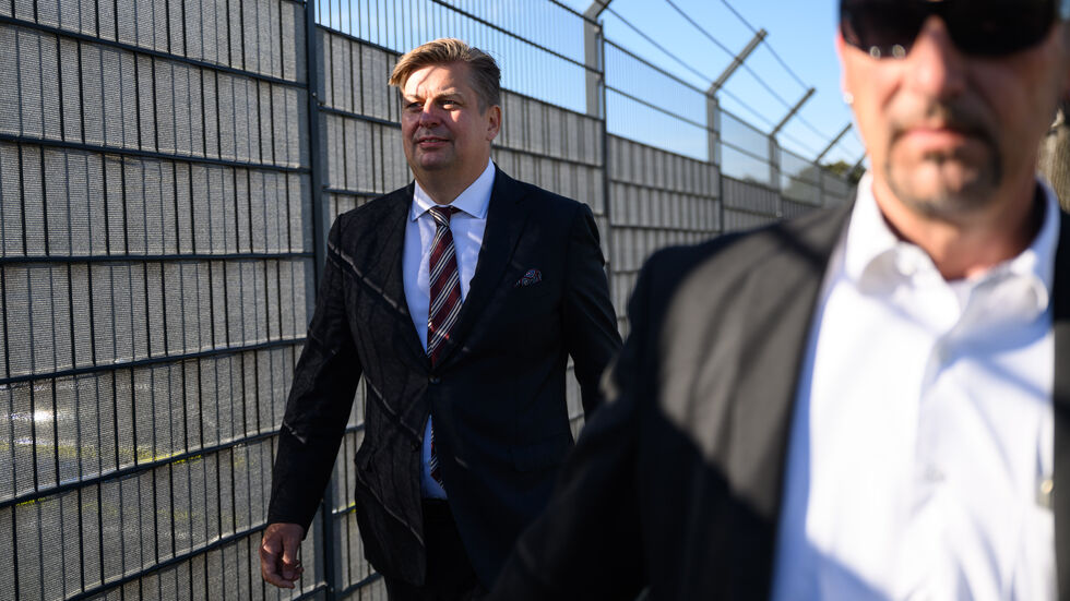 Maximilian Krah (li.) wird von seinem Personenschützer am Gefängnis am Hammerweg in den benachbarten Gerichtssaal des Oberlandesgerichtes geführt
