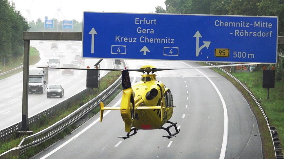 Auch ein Rettungshubschrauber war im Einsatz. Die Frau wurde jedoch per Krankenwagen in eine Klinik gebracht.
