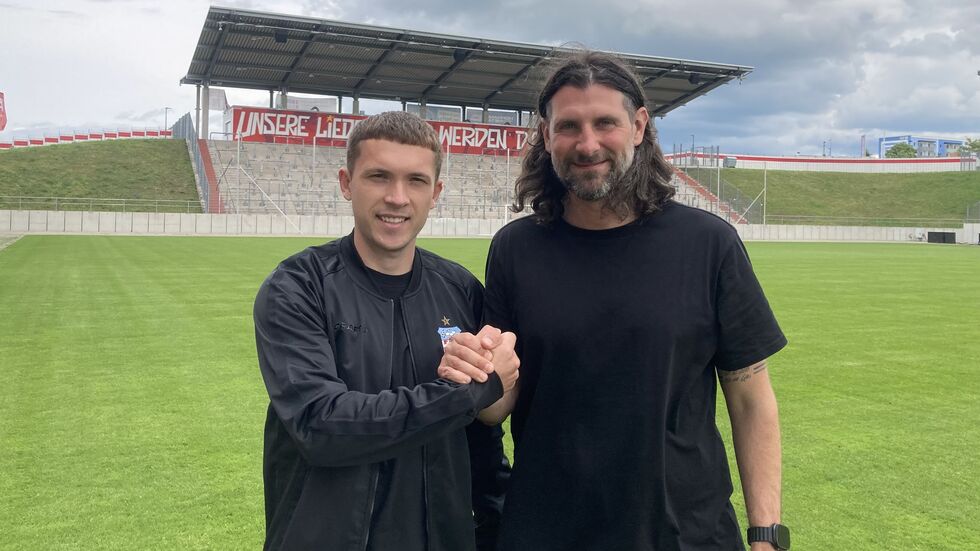 Nick Breitenbücher (li.) beim Handschlag mit Robin Lenk Nick Breitenbücher (li.) beim Handschlag mit Robin Lenk