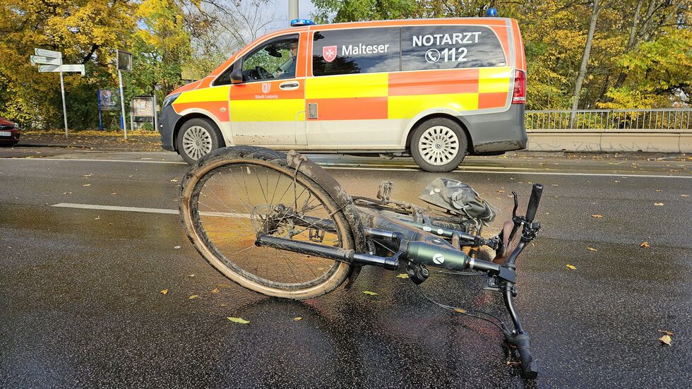 Das Fahrrad liegt nach dem Unfall auf der Straße. Das Fahrrad liegt nach dem Unfall auf der Straße.