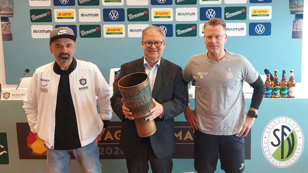 Die Trainer Khvicha Shubitidze (links) und Rico Schmitt (rechts) sehnen sich beide nach dem Sachsenpokal - hier im Bild gehalten von SFV-Präsident Hermann Winkler. Die Trainer Khvicha Shubitidze (links) und Rico Schmitt (rechts) sehnen sich beide nach dem Sachsenpokal - hier im Bild gehalten von SFV-Präsident Hermann Winkler.