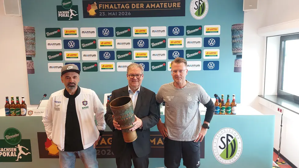 Die Trainer Khvicha Shubitidze (links) und Rico Schmitt (rechts) sehnen sich beide nach dem Sachsenpokal - hier im Bild gehalten von SFV-Präsident Hermann Winkler. Die Trainer Khvicha Shubitidze (links) und Rico Schmitt (rechts) sehnen sich beide nach dem Sachsenpokal - hier im Bild gehalten von SFV-Präsident Hermann Winkler.