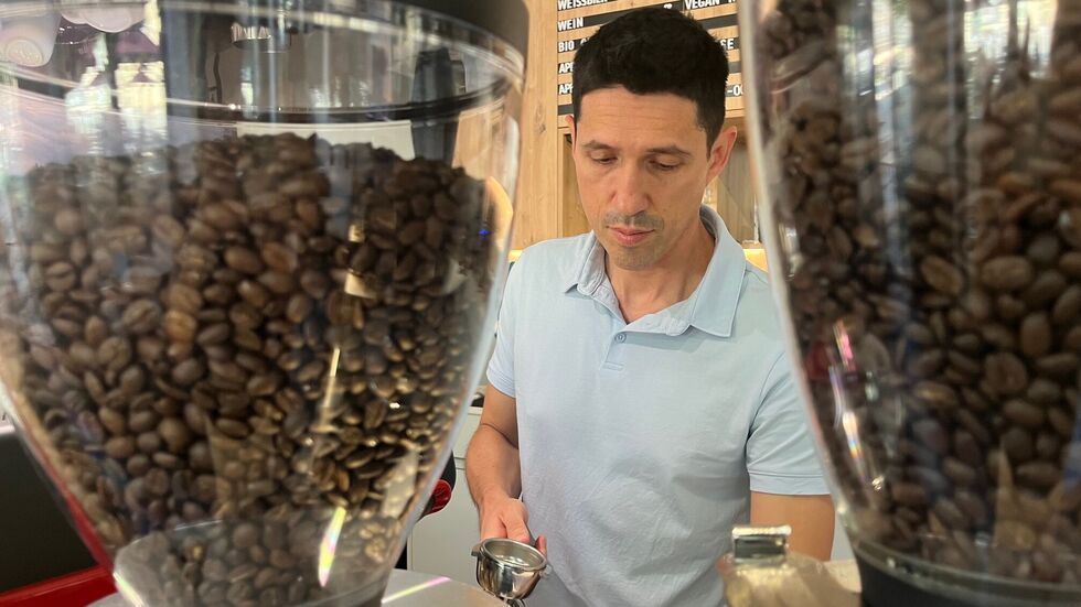 Efra ist in 4. Generation Kaffeebauer aus Mexiko und brüht in der City seine eigenen Bohnen auf Efra ist in 4. Generation Kaffeebauer aus Mexiko und brüht in der City seine eigenen Bohnen auf