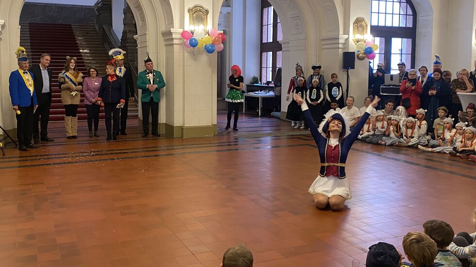 Im Rathaus führten die Carnevalisten noch ein kleines Programm auf.