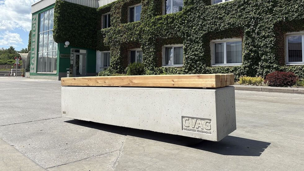 Diese 300 Kilo schweren Betonsitzbänke werden an Haltestellen der CVAG für mehr Komfort sorgen. Diese 300 Kilo schweren Betonsitzbänke werden an Haltestellen der CVAG für mehr Komfort sorgen.