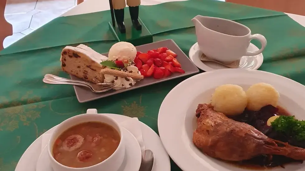 Gans, Rotkohl, Klöße, und Stollen auch! Gans, Rotkohl, Klöße, und Stollen auch!