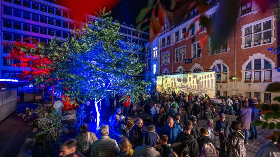Light our Vision lockte rund 38.000 Menschen nach Chemnitz. Das ehemalige Hotel Kongeß und mehrere Gebäude in der Innenstadt wurden drei Tage lang zur Bühne für Lichtkunst.