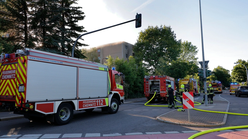 Für den Löscheinsatz legte die Feuerwehr mehrere Schläuche von der Straße aus. Für den Löscheinsatz legte die Feuerwehr mehrere Schläuche von der Straße aus.