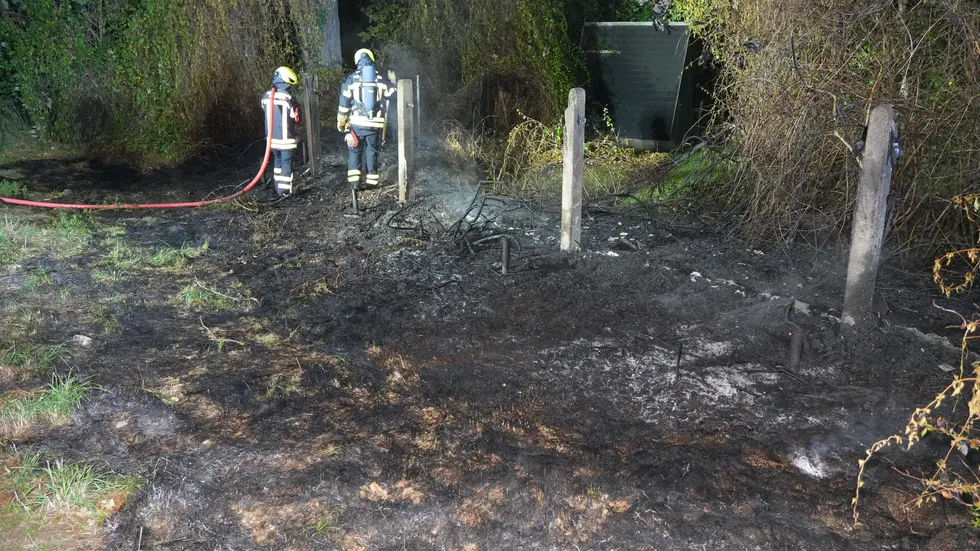 Feuerwehrleute nach dem Löschen am Brandort. Feuerwehrleute nach dem Löschen am Brandort.