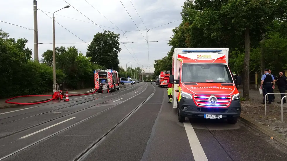 Die Riesaer Straße wurde während der Löscharbeiten komplett gesperrt. Die Riesaer Straße wurde während der Löscharbeiten komplett gesperrt.