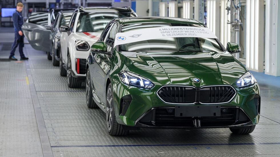 Im Dezember war der letzte Rekord gefeiert worden: Dieser grüne BMW lief als 4-millionstes Fahrzeug nach 20 Jahren Serienproduktion vom Band.