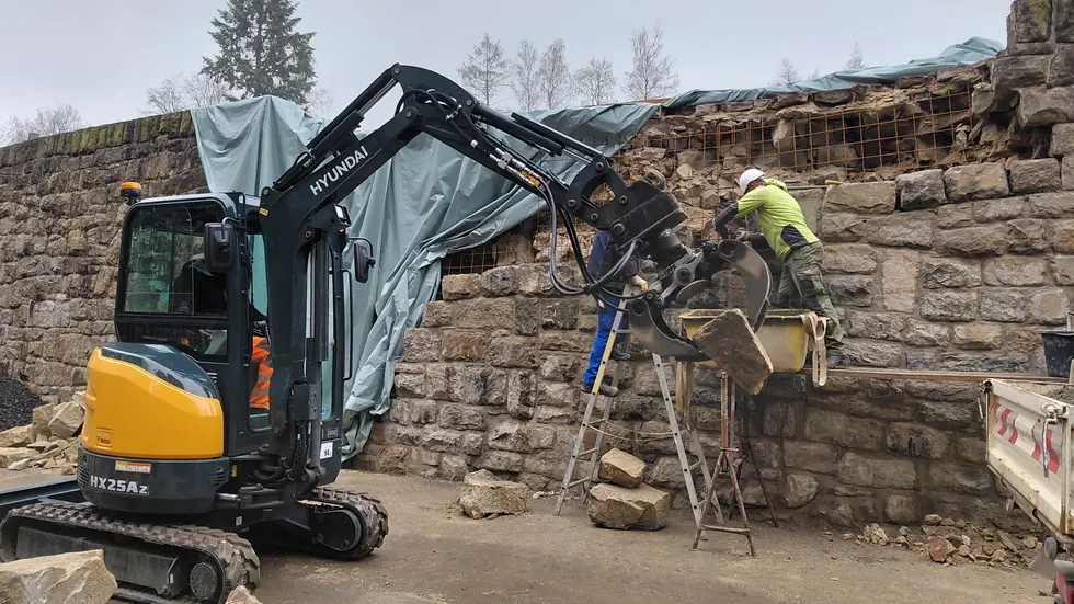 Die Mauer wird wieder aufgebaut. Die Mauer wird wieder aufgebaut.
