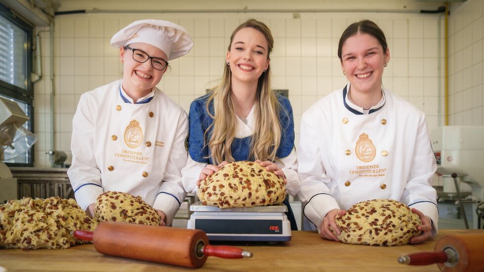 Dresdner Stollenmädchen unter sich: Johanna Meitzner (Stollenmädchen 2020), das amtierende Stollenmädchen Johanna Worm und Nelly Köhler (Stollenmädchen 2023) - v.l.n.r. Dresdner Stollenmädchen unter sich: Johanna Meitzner (Stollenmädchen 2020), das amtierende Stollenmädchen Johanna Worm und Nelly Köhler (Stollenmädchen 2023) - v.l.n.r.