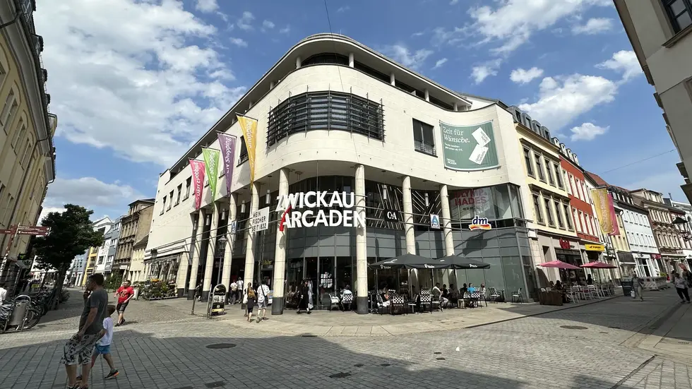 Der Arcaden-Eingang an der Magazinstraße/Innere Plauensche Straße Der Arcaden-Eingang an der Magazinstraße/Innere Plauensche Straße