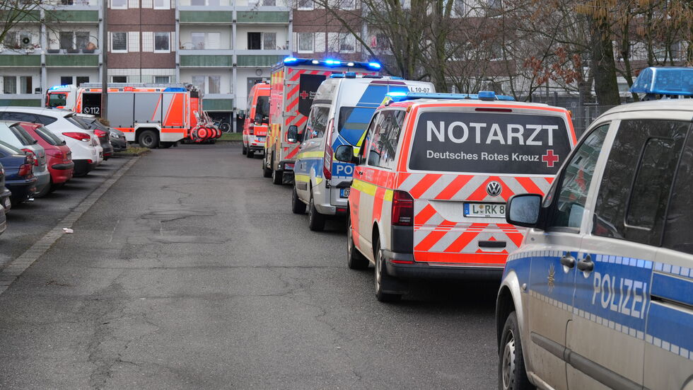 Insgesamt 15 Einsatzfahrten rückten in dem Plattenbauviertel an.