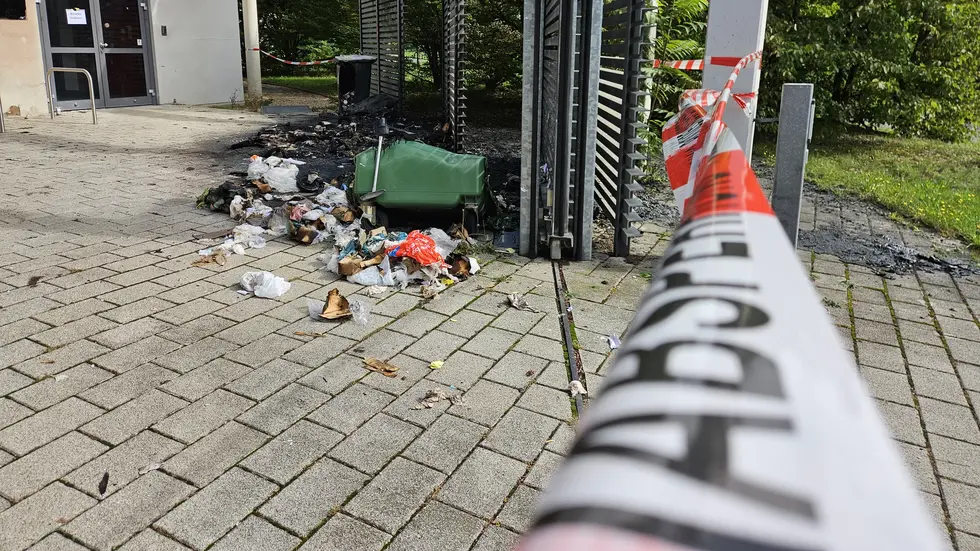 Die abgefackelten Mülltonnen an der 