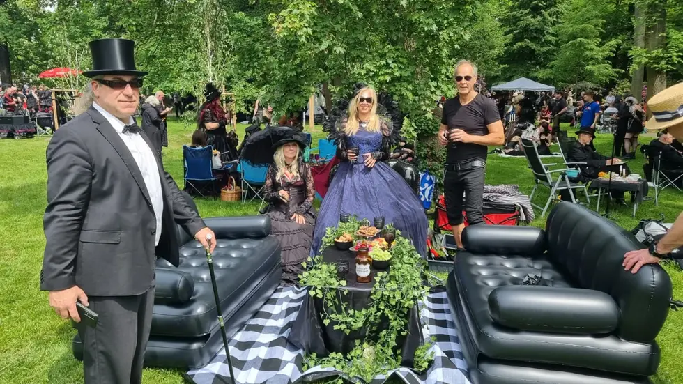 Diese Gruppe hat ihr Wohnzimmer mit in den Clara-Park gebracht. Die täuschend echt wirkenden Sofas sind allerdings aufgeblasen, wie sie uns erzählt haben.