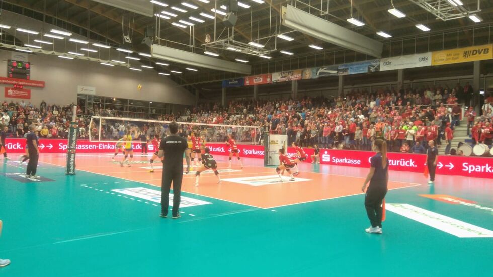 Die DSC-Volleyballerinnen haben das Spitzenspiel in der Volleyballbundesliga gegen Schwerin mit 1:3 verloren.